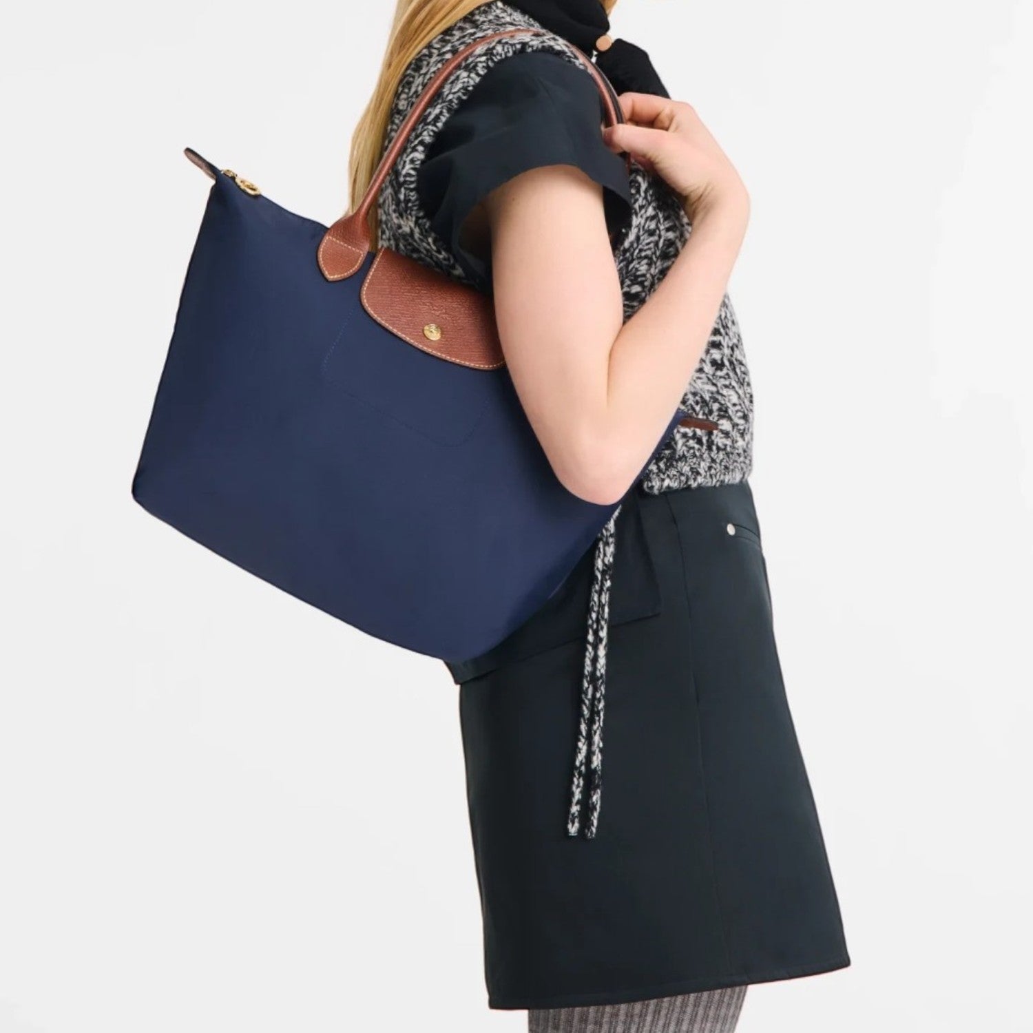 Lieblingstasche Longchamp Le Pliage medium shoulder bag in navy blue nylon with brown leather trim worn by a model