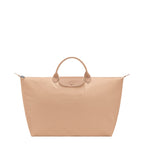 Lieblingstasche Longchamp Le Pliage One large beige travel bag with minimalist monochrome design and leather flap