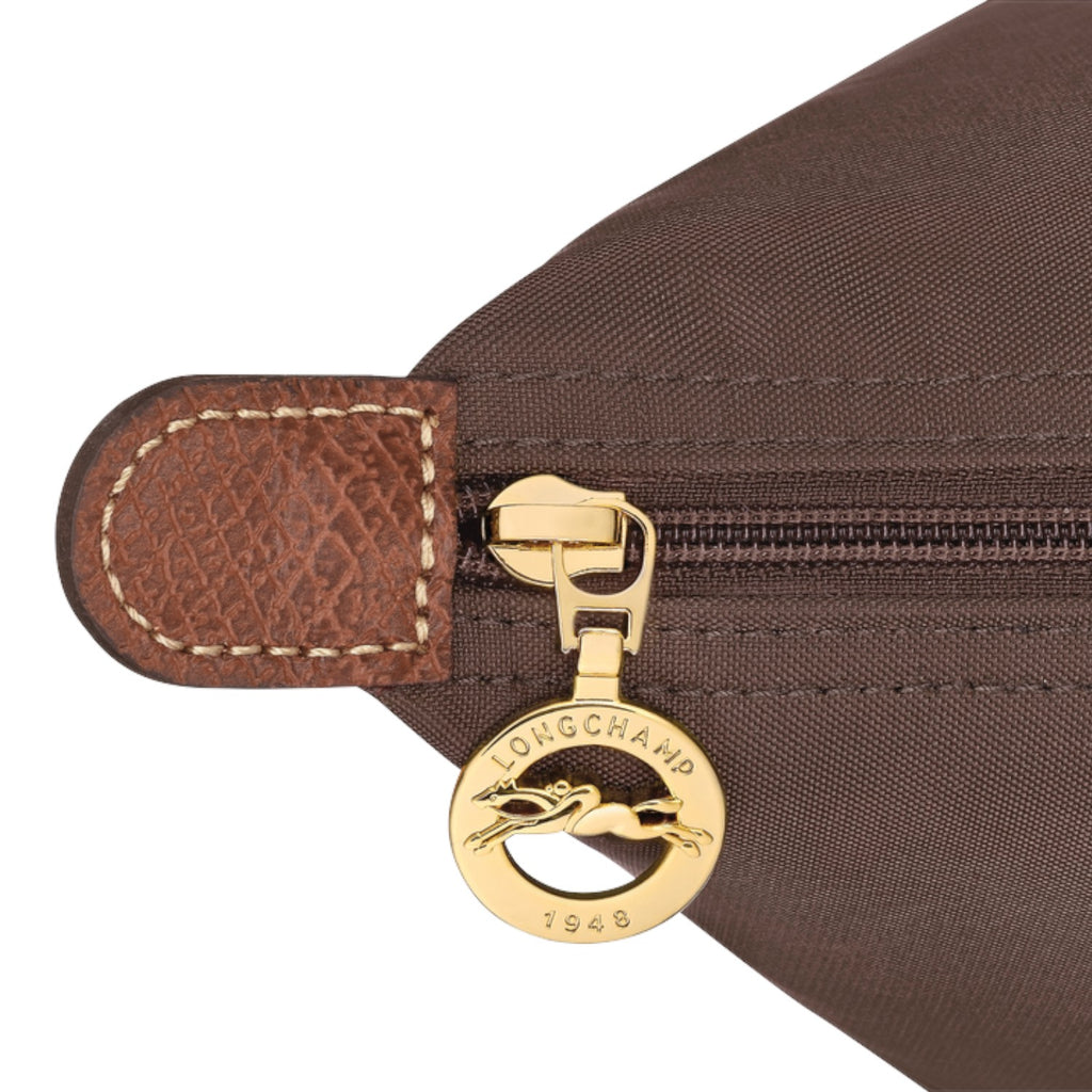 Lieblingstasche Longchamp Le Pliage shoulder bag detail with brown nylon fabric, leather trim, and gold zipper pull