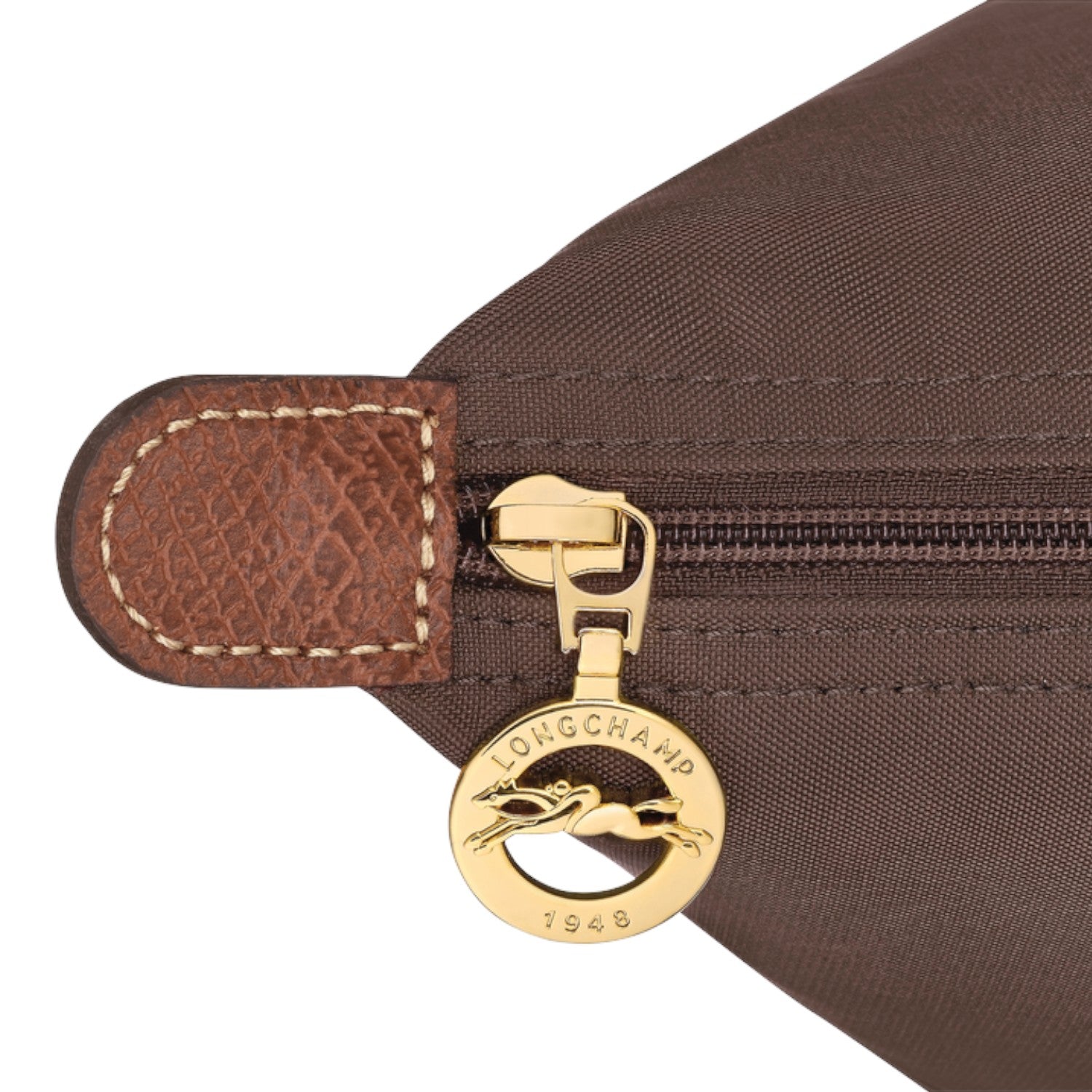 Lieblingstasche Longchamp Le Pliage shoulder bag detail with brown nylon fabric, leather trim, and gold zipper pull