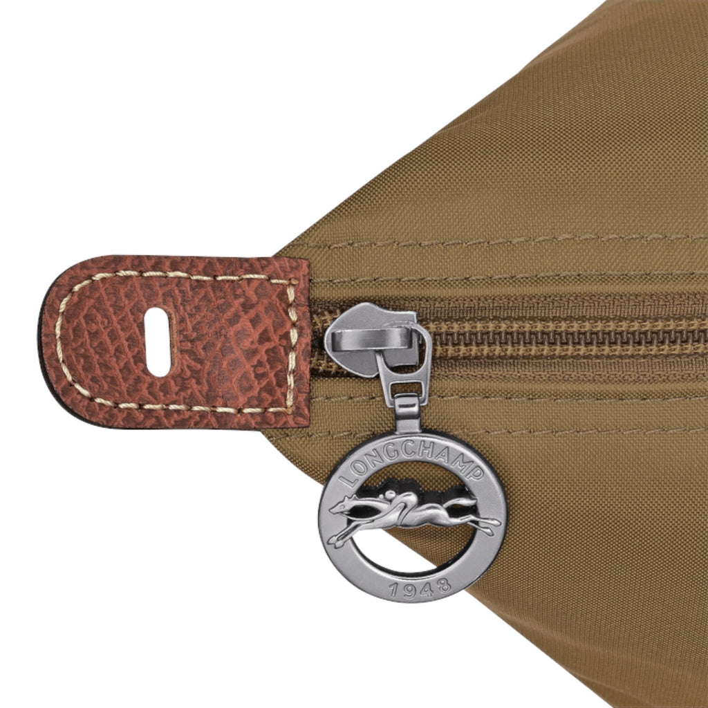 Lieblingstasche Longchamp Le Pliage travel bag detail featuring brown nylon fabric, leather trim, and silver logo zipper