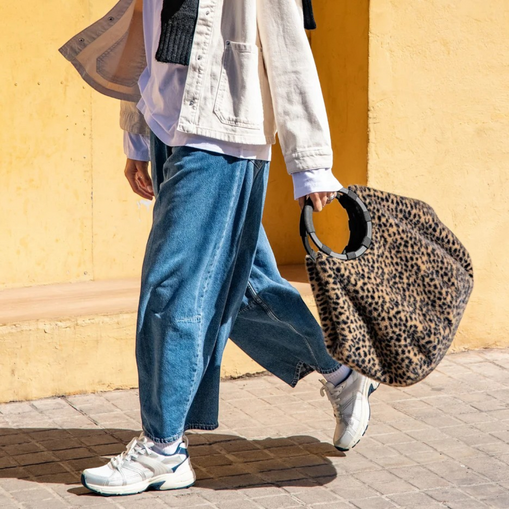 Lieblingstasche Loopbag Hobo featuring a leopard print faux fur texture and a circular black handle