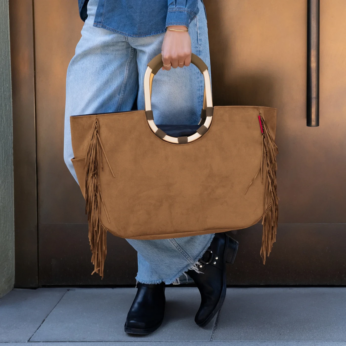 Lieblingstasche Loopshopper L in brown suede with long fringe details and rounded wooden handles