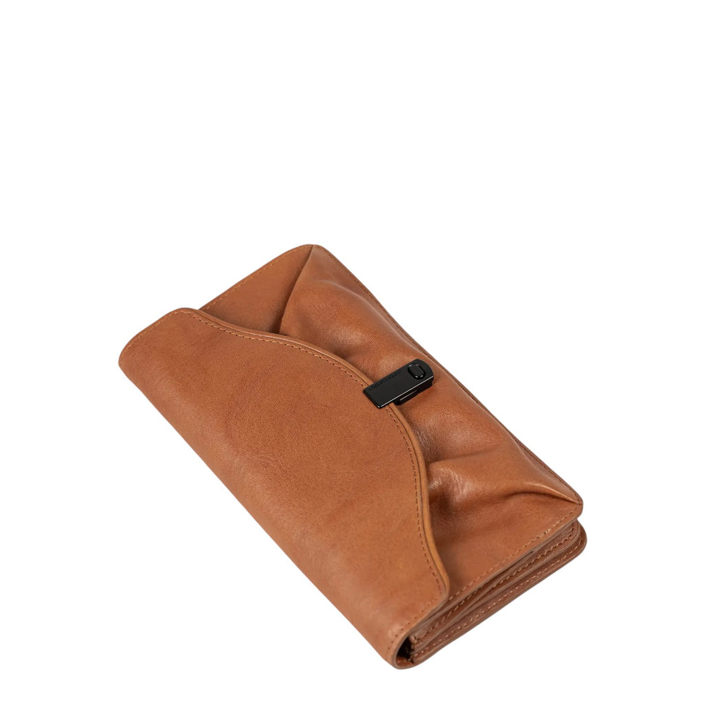 Lieblingstasche Mabel brown leather wallet with a soft ruched design and a sleek black metal clasp closure.