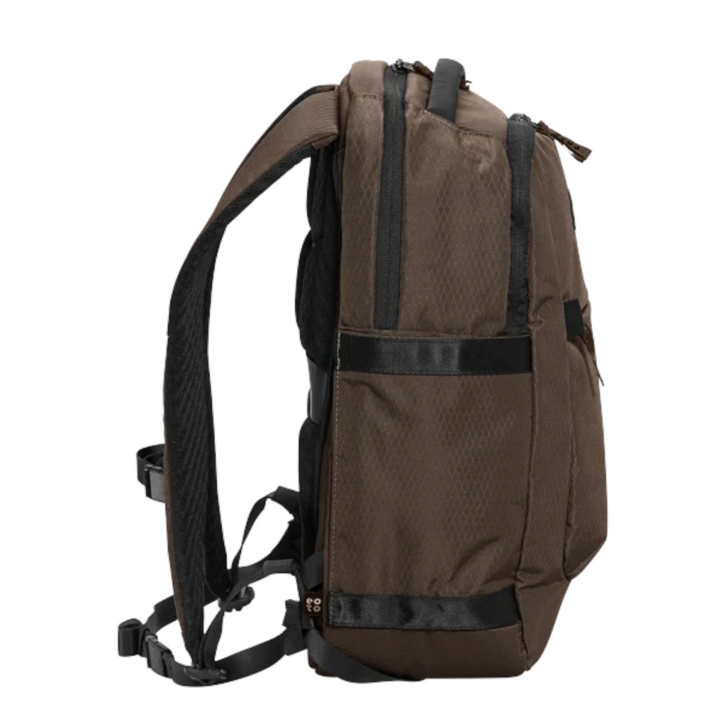 Lieblingstasche Midi20 brown city backpack with 20L capacity, side view showing padded straps and laptop compartment