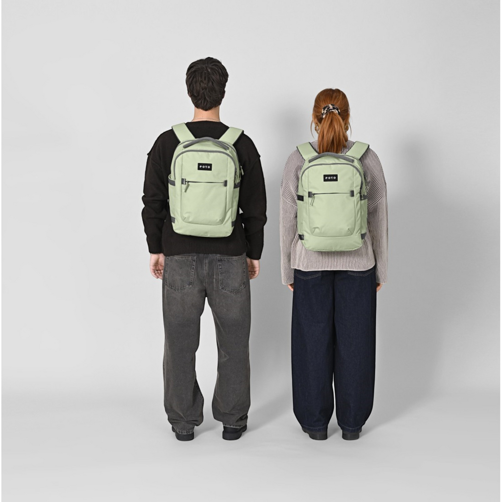 Two people wearing light green Lieblingstasche Midi20 city backpacks with minimalist design and padded straps.