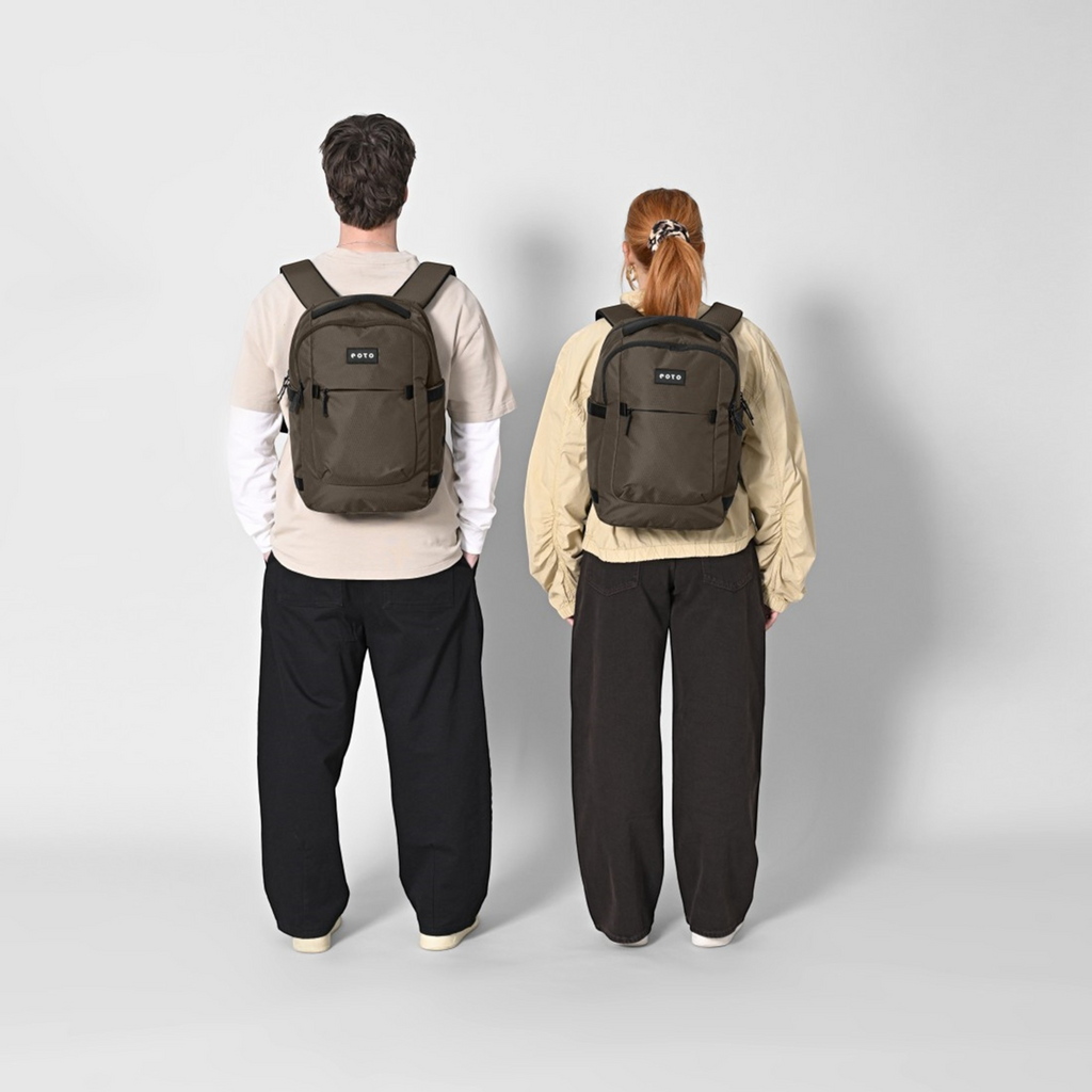 Lieblingstasche eoto Midi20 city backpack in olive green worn by a man and a woman on a light grey background