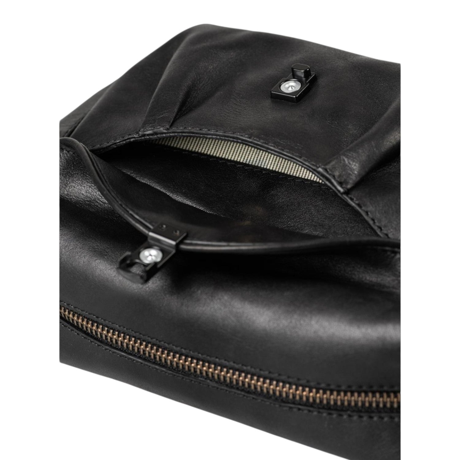Lieblingstasche Mrs. Cannoli black leather handbag detail with metal clasp and zipper closure