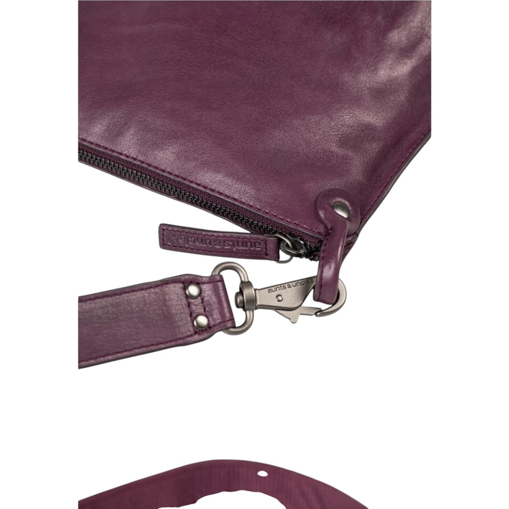 Lieblingstasche Mrs. Raisin Cookie purple leather handbag detail with metal zipper and detachable shoulder strap