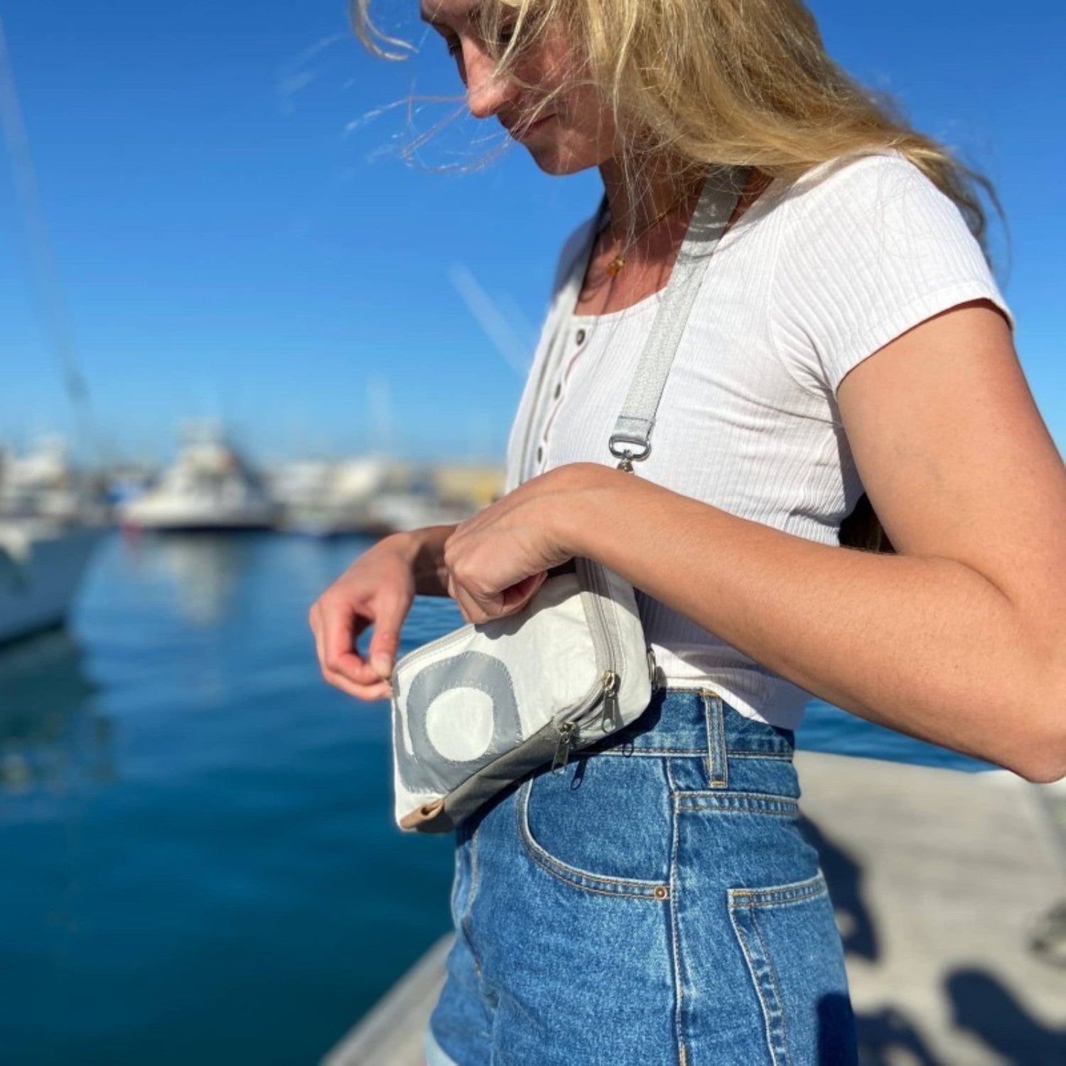 Lieblingstasche Nautik belt bag made of recycled white sailcloth with maritime stitching worn as a crossbody bag
