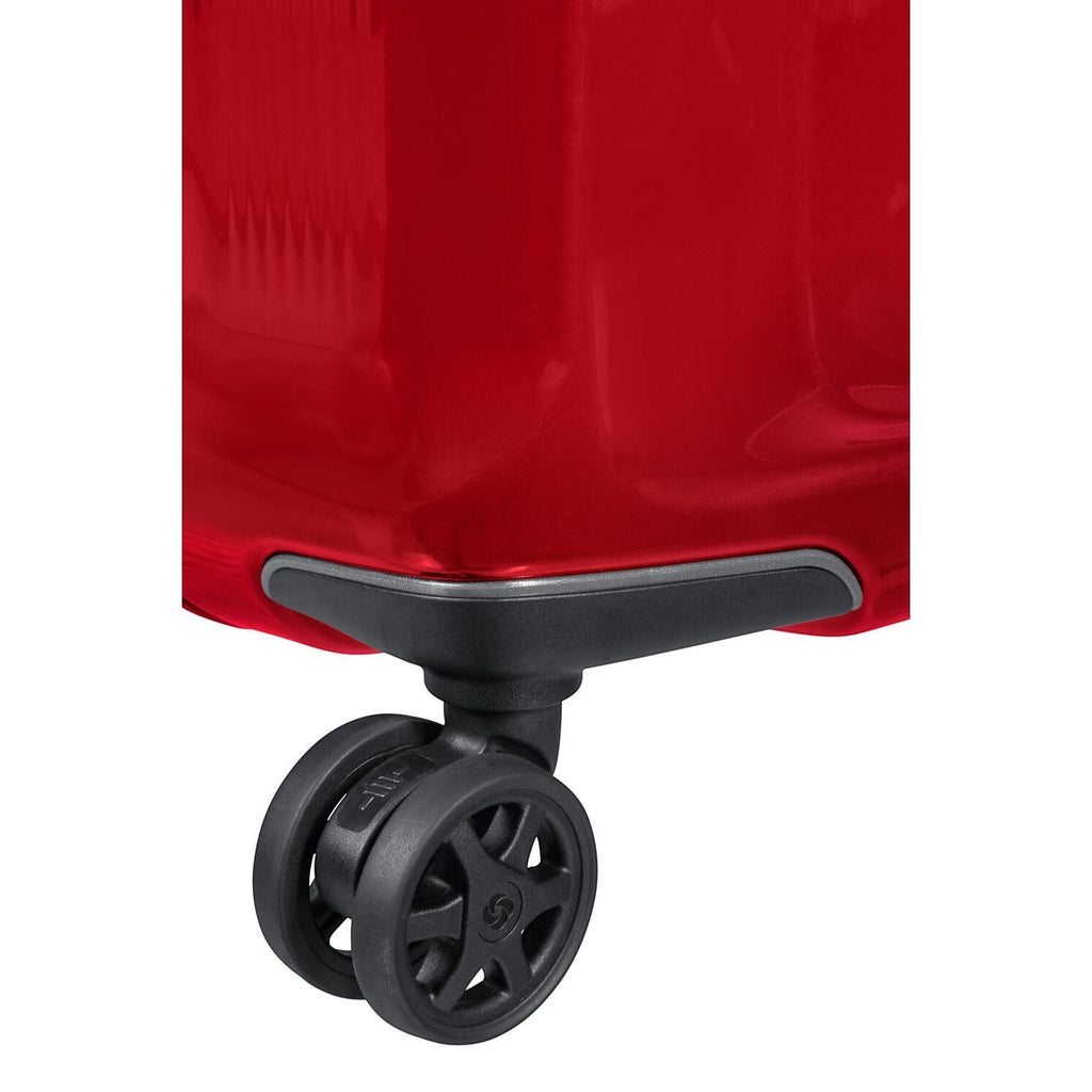 Lieblingstasche NUON Spinner 75/28 suitcase close-up of the durable black double wheel and glossy red hardshell case