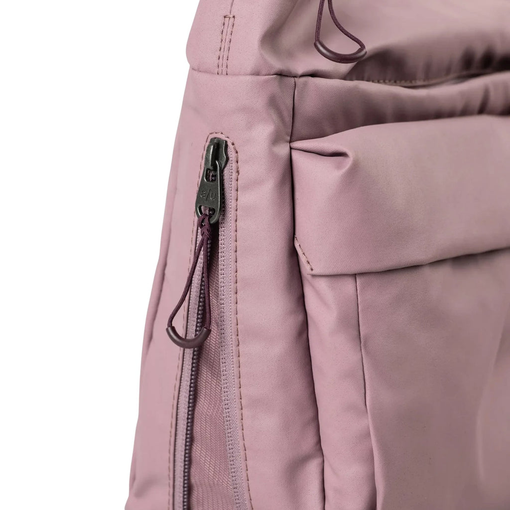 Lieblingstasche Omono RE lite shoulder bag in dusty rose with a side zipper pocket and dark hardware
