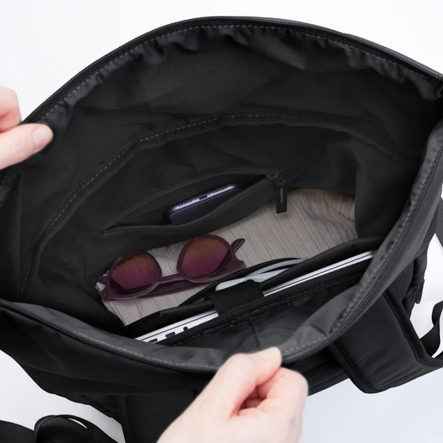 Lieblingstasche Rolltop Easy backpack interior showing laptop compartment, zipper pocket, and organized storage