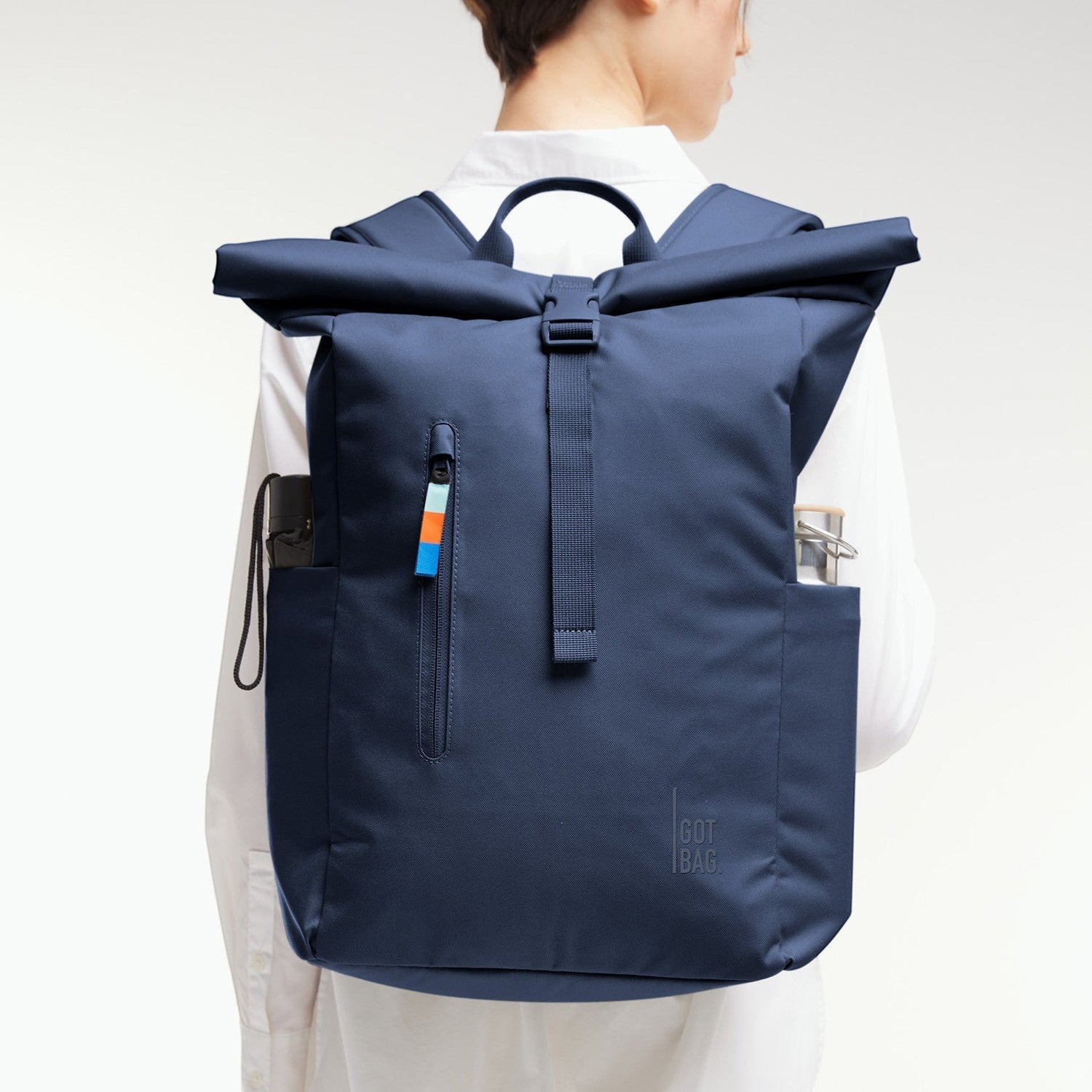 Lieblingstasche Rolltop Easy navy blue backpack with rolltop closure, front zip pocket, and side water bottle holder.
