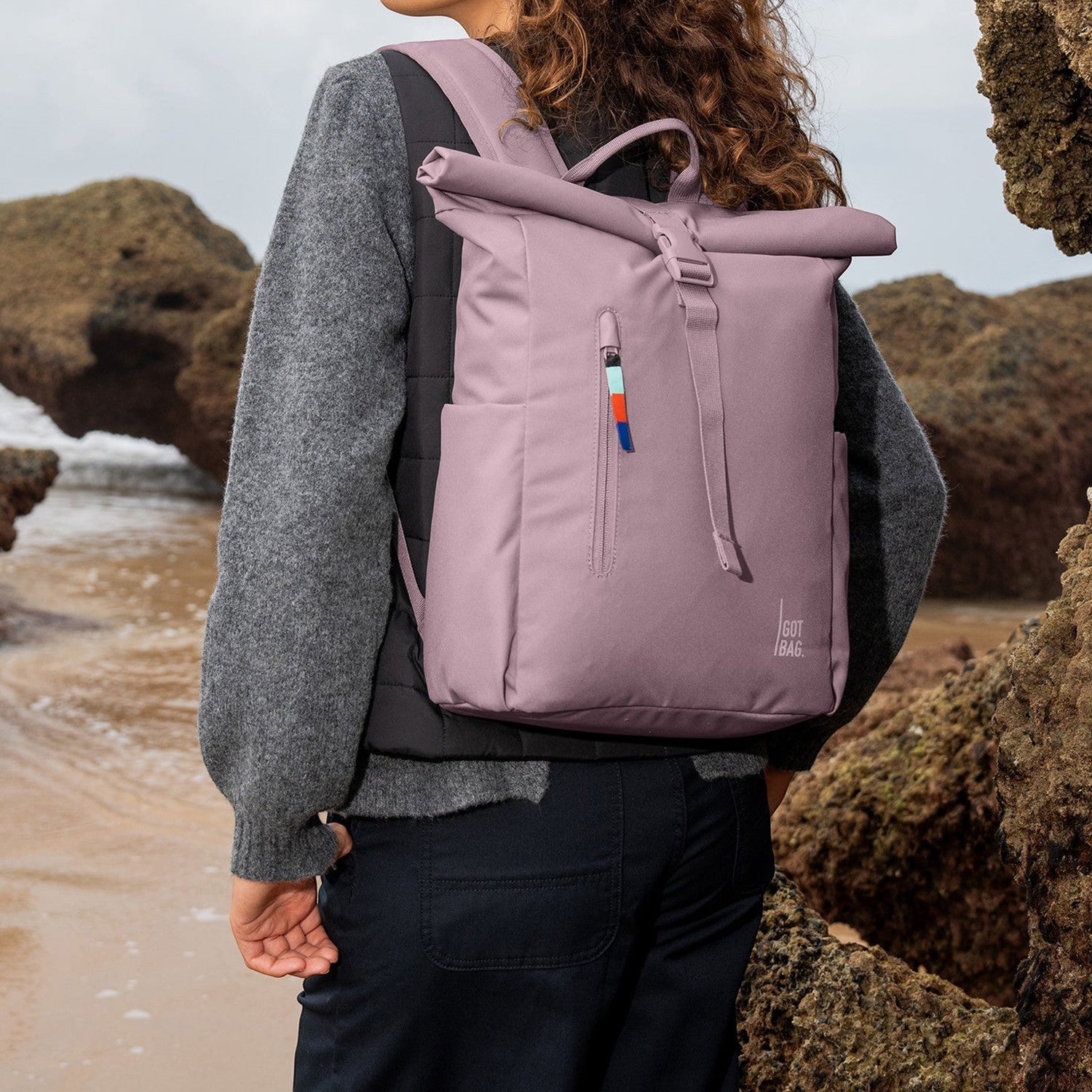 Lieblingstasche Rolltop Easy Small backpack in dusty rose, featuring a roll-top closure and front zip pocket with colorful pull tab.