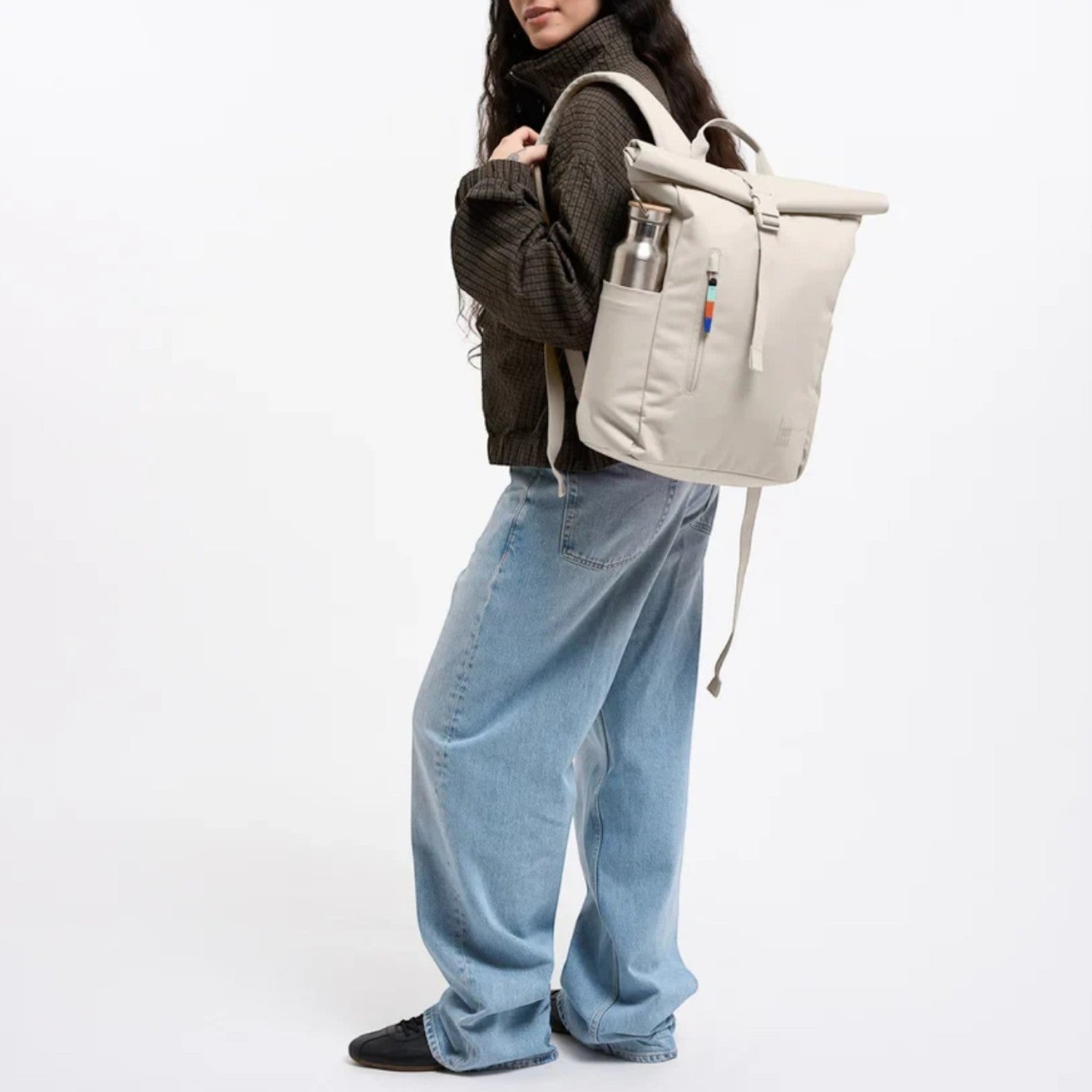 Lieblingstasche Rolltop Easy Small beige water-resistant backpack with side bottle pocket worn by a woman