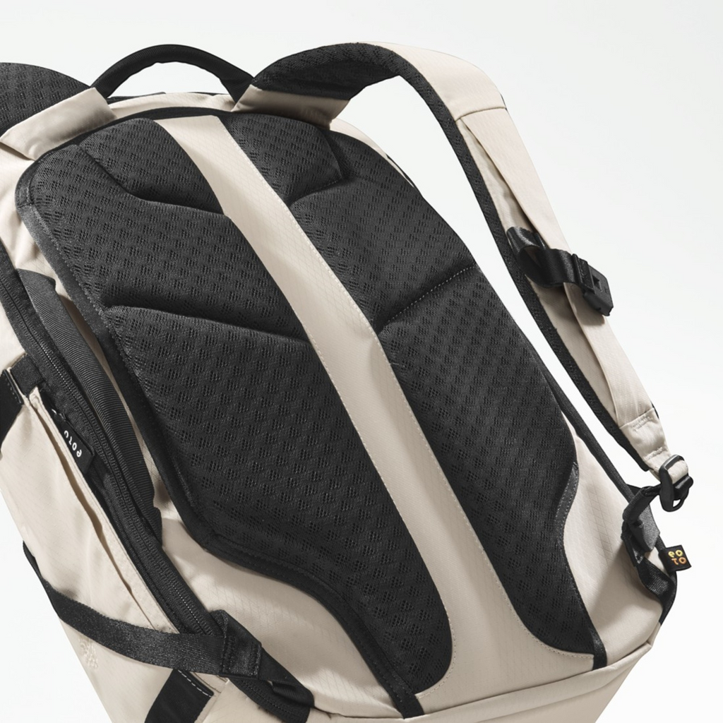 Lieblingstasche Rolly32 beige backpack showing breathable black mesh back padding and adjustable shoulder straps