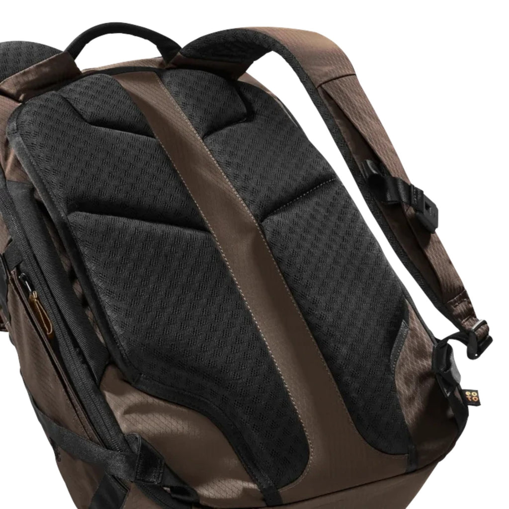 Lieblingstasche Rolly32 brown backpack showing breathable mesh back padding, ergonomic shoulder straps, and trolley loop
