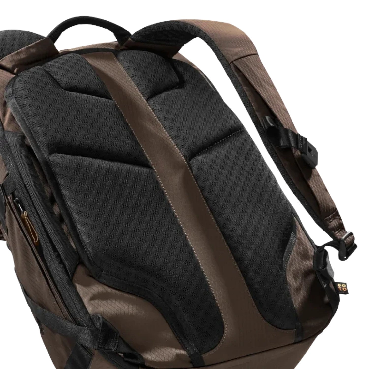 Lieblingstasche Rolly32 brown backpack showing breathable mesh back padding, ergonomic shoulder straps, and trolley loop