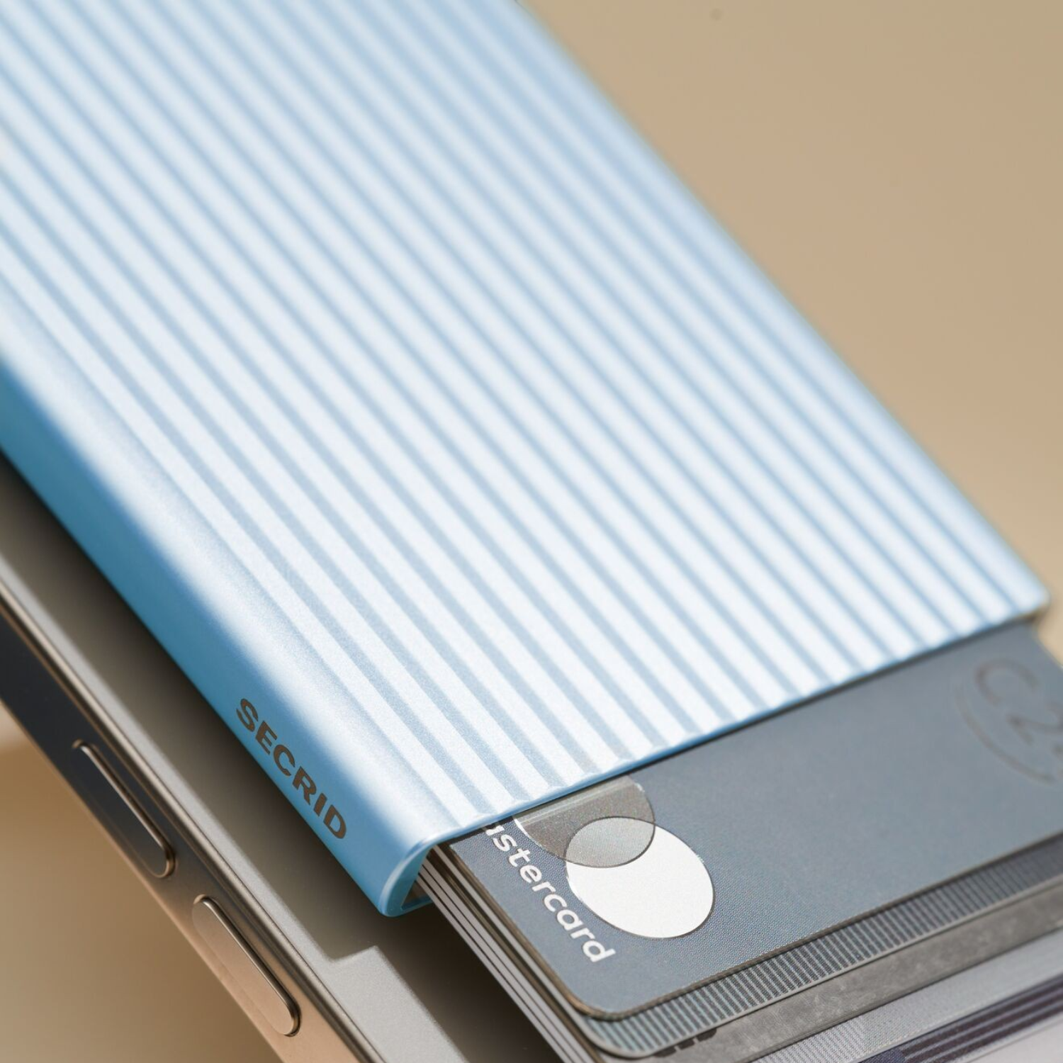 Lieblingstasche Secrid Cardprotector for MagSafe in light blue with a fluted texture attached to a smartphone