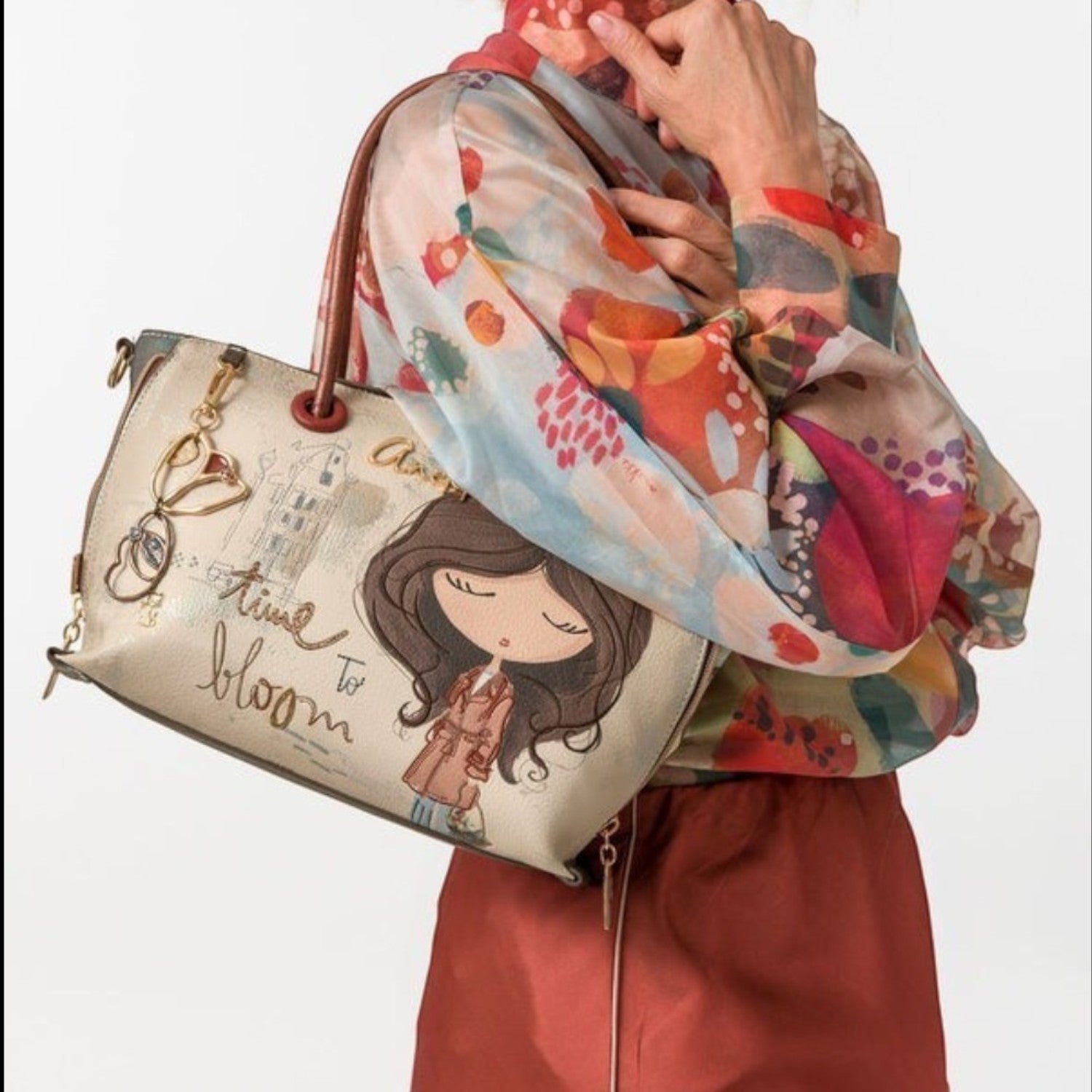 Lieblingstasche short handle bag with Time to Bloom graphic print, carried on the shoulder by a woman