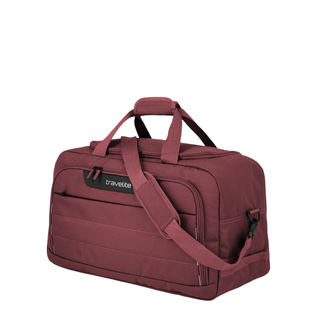 Lieblingstasche Skaii weekender bag in burgundy with durable fabric, top handles, and an adjustable shoulder strap.