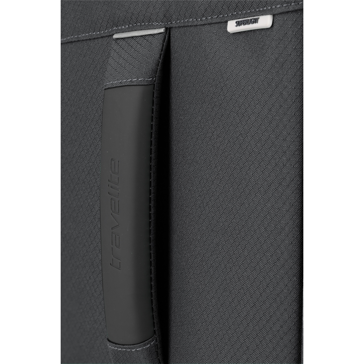 Close-up of the Lieblingstasche Skaii trolley handle featuring durable black fabric and embossed travelite branding.