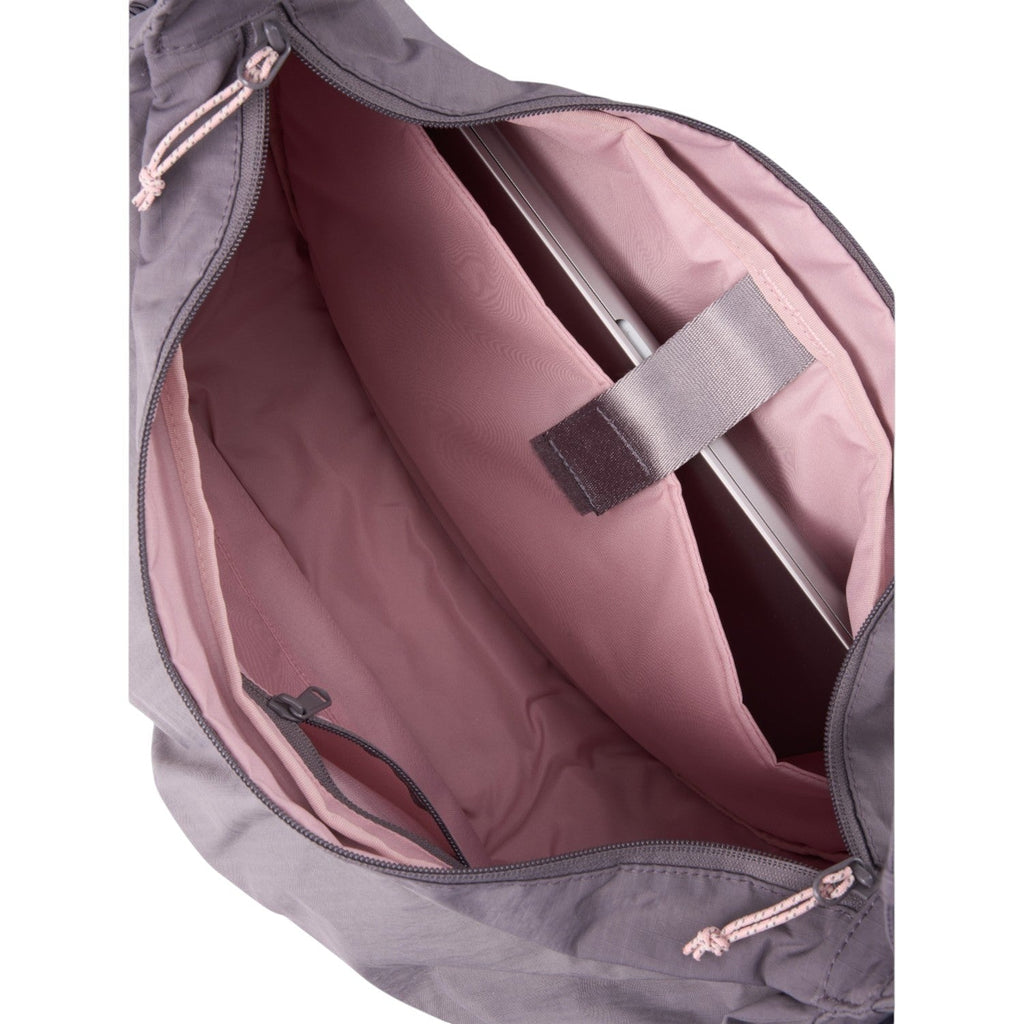 Lieblingstasche slouchy bag interior with a laptop compartment, light pink lining, and grey exterior fabric.
