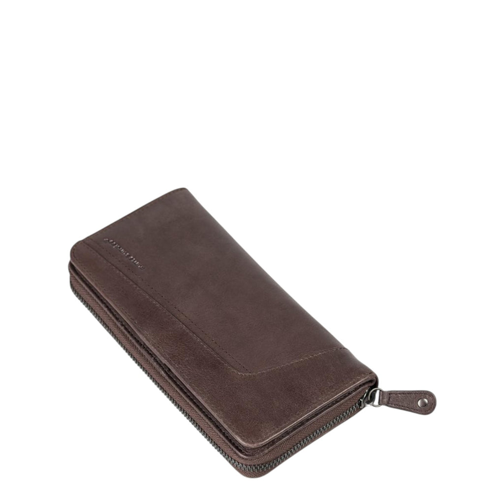 Lieblingstasche Tilda dark brown leather wallet with a secure zip-around closure and minimalist design