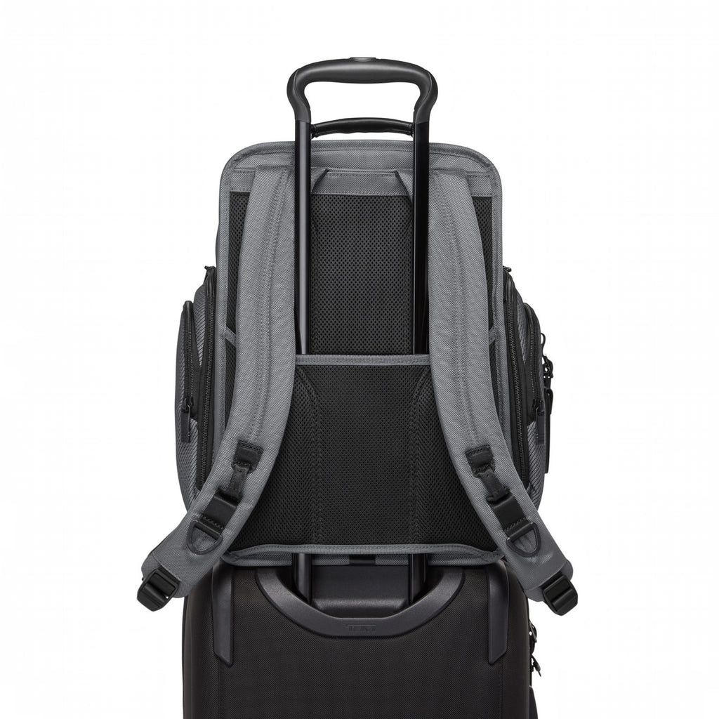 Lieblingstasche Tumi Alpha Brief Pack in grey featuring a padded mesh back panel and luggage sleeve for travel